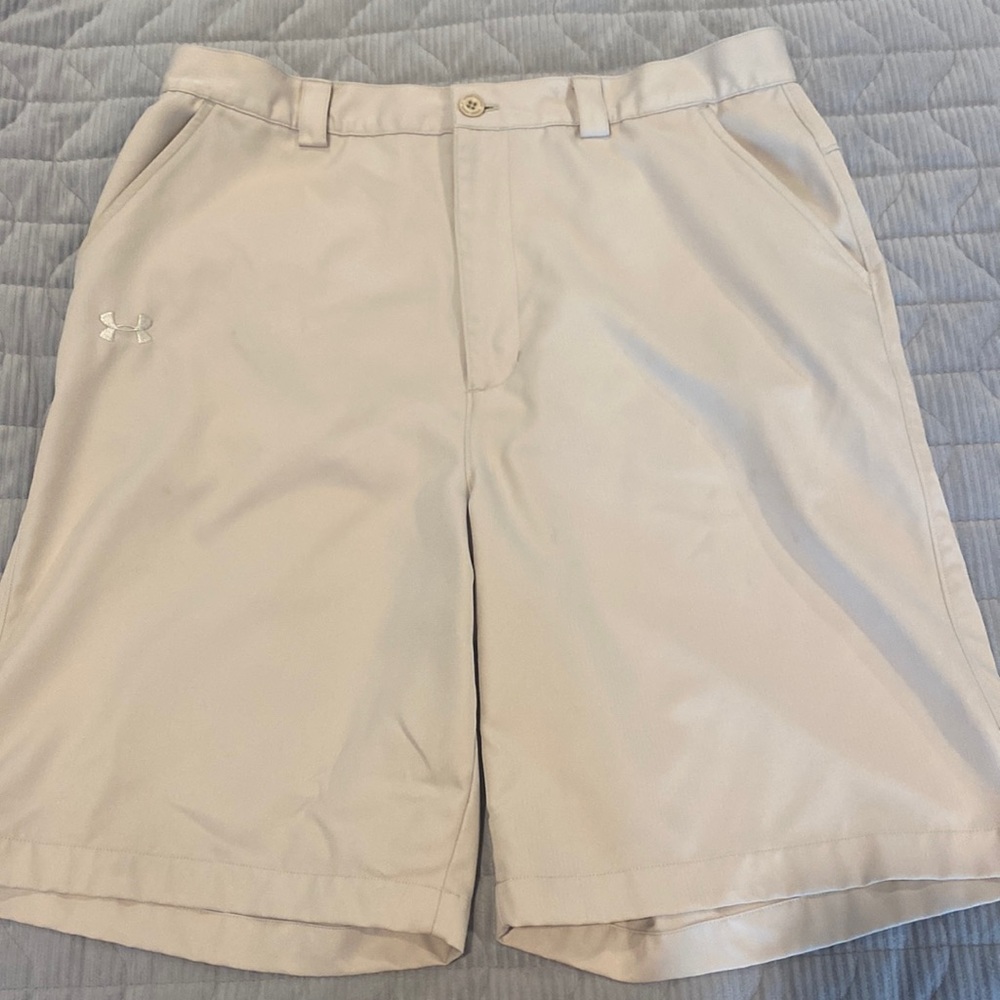 Men’s under amour khaki shorts.